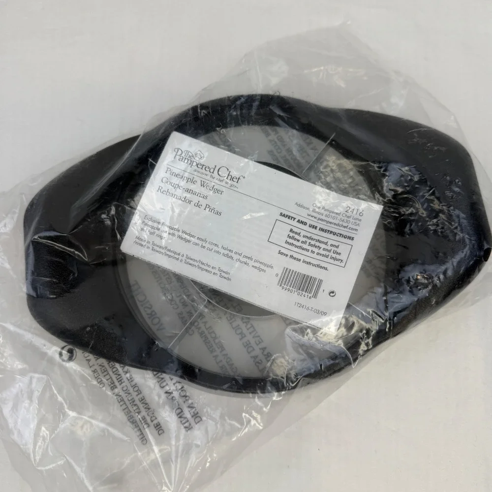 The Pampered Chef Pineapple Wedger 2416 Black Stainless Steel Core Peeler New
